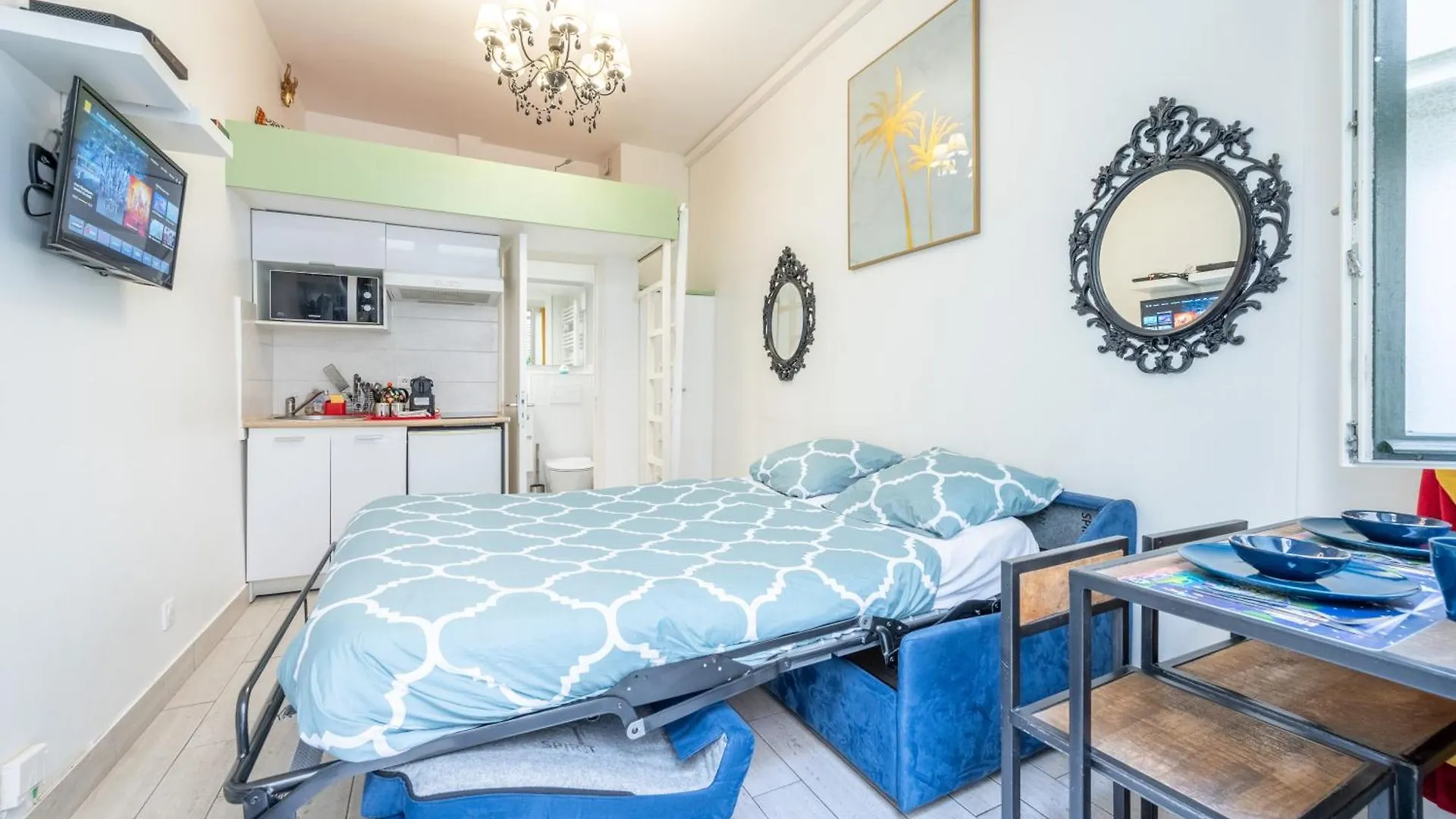 Little Boudoir Of Champs-elysées